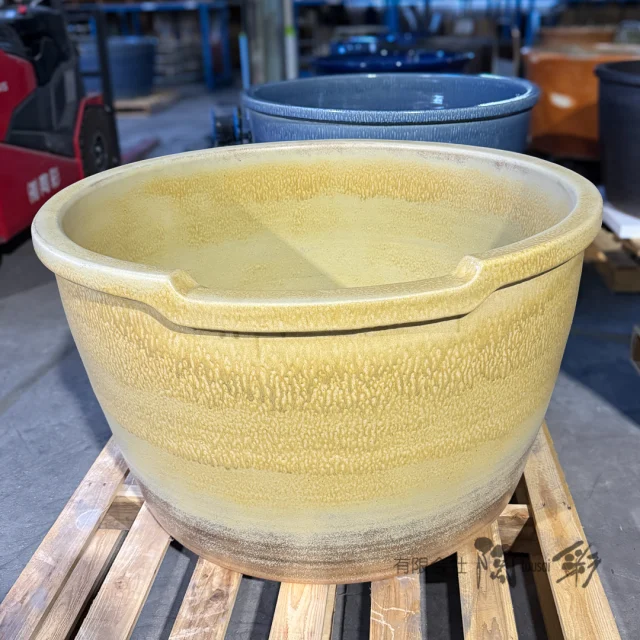 陶器 信楽焼 銀彩の脚付き台 炭化窯変 手作り一品物 お洒落 高級